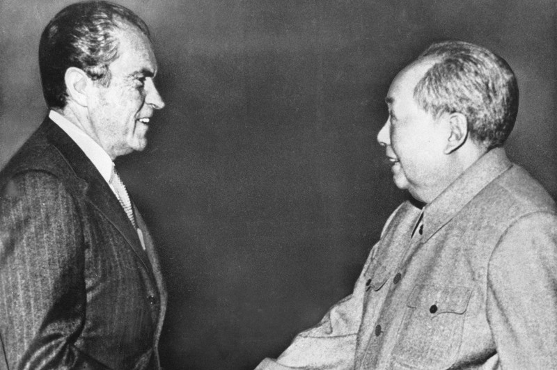 根據參謀總長賴名湯日記，美國要求在總統尼克森抵達北京前，台灣停止軍機起降。圖為美國前總統尼克森（左）1972年2月訪問北京，與毛澤東（右）握手。美聯社