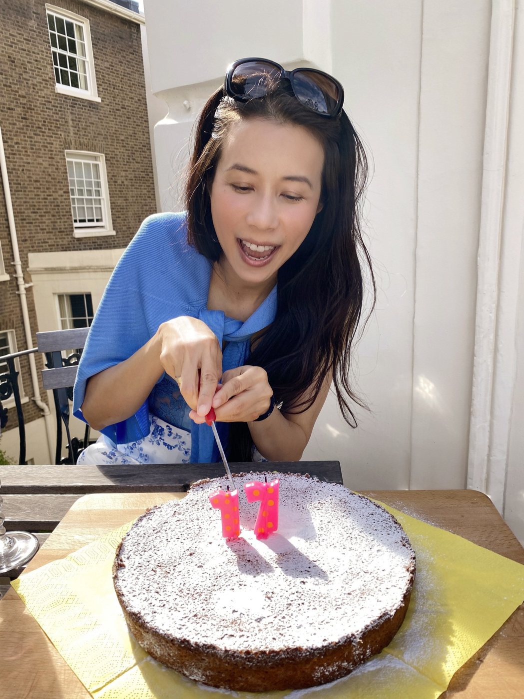 莫文蔚蛋糕上的17歲蠟燭，也象徵她與老公初相識的年紀，放閃無極限。圖／莫家寶貝工...