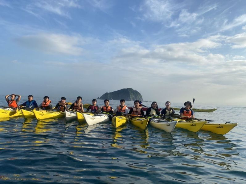 海洋大學60名畢業生將划10公里獨木舟挑戰基隆嶼，連日來辛苦練習。圖／海洋大學提供