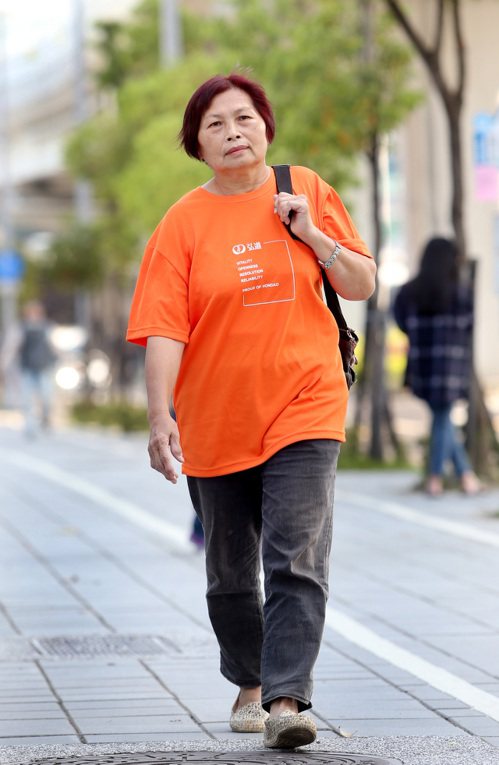 照服員吳素琴雖已64歲，對工作仍充滿熱情。<br />圖／侯永全 攝影