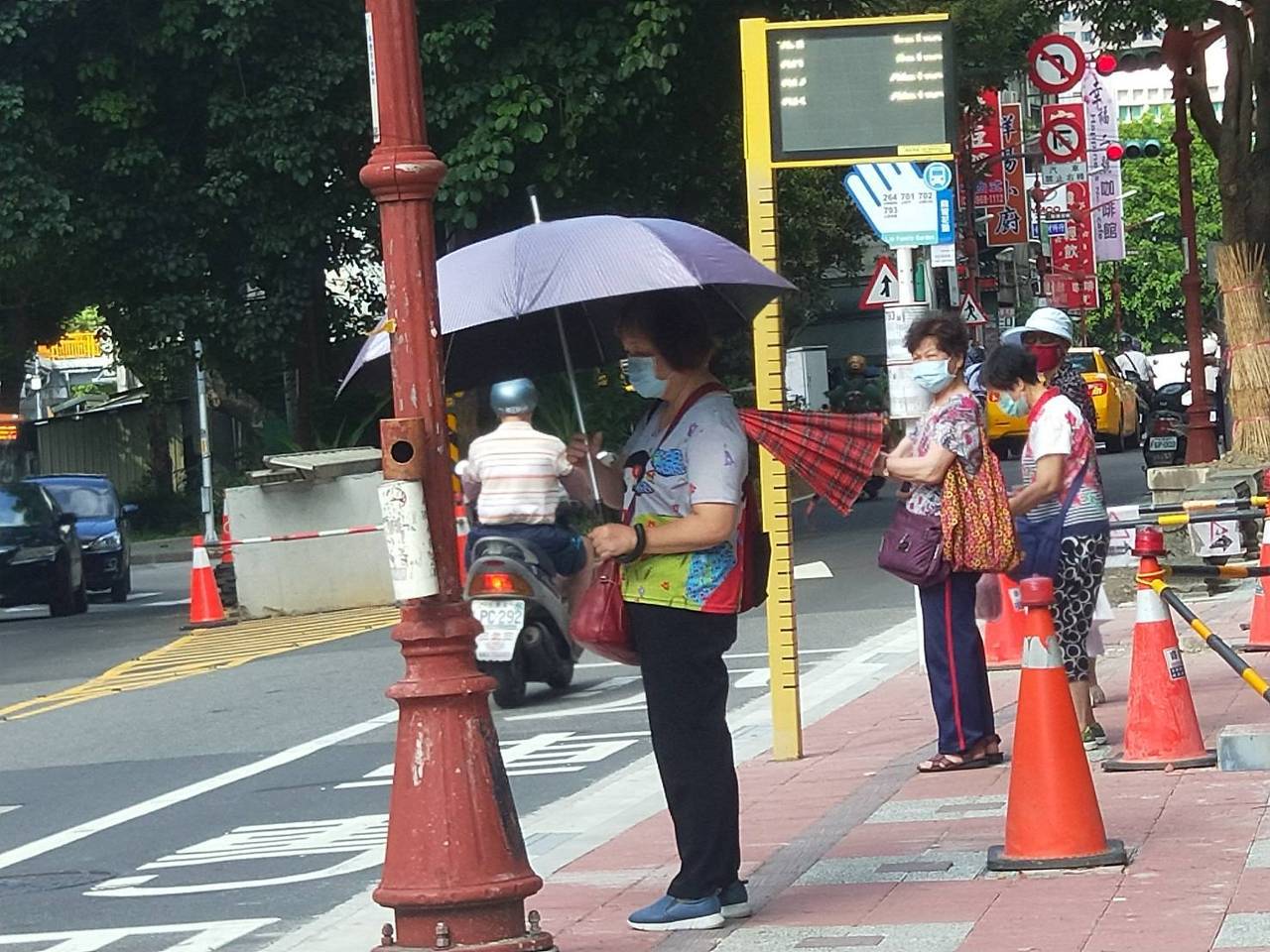 醫師建議長者出門可攜帶雨傘、外套等協助防曬，避免臉部照射過多紫外線。記者江婉儀／攝影