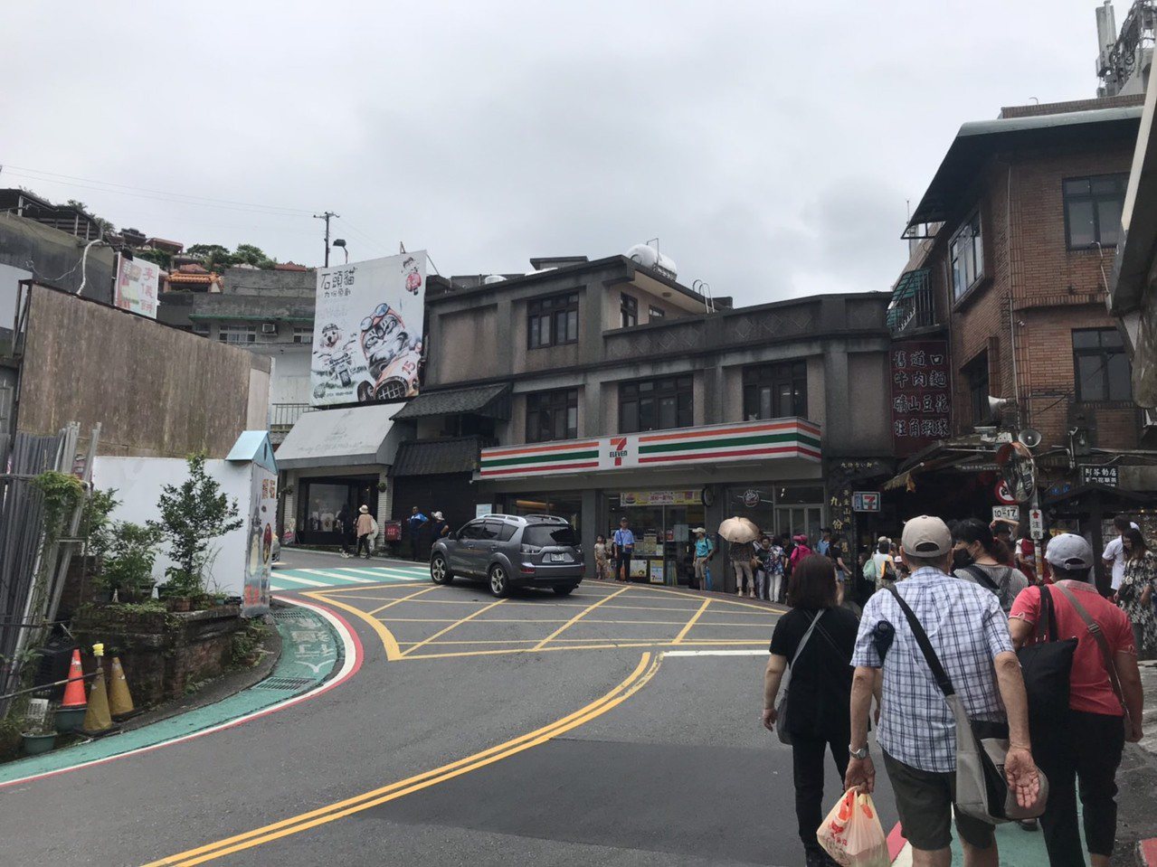 今天是台灣「解封」首日，新北市九份老街國內遊客回流七成。商家說，老街談不上人擠人，但明顯變多很開心。記者邱瑞杰／翻攝