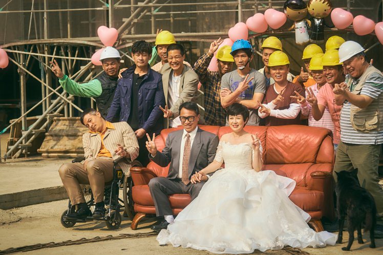李銘順（左起）坐輪椅，由柯叔元推著參加游安順、苗可麗在工地舉辦的婚禮。圖／大慕影藝提供