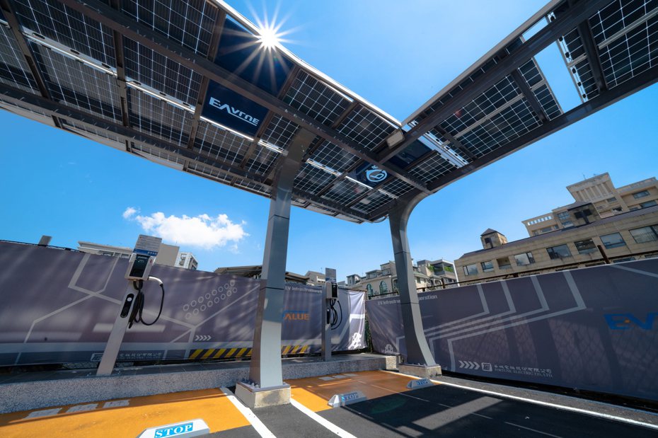 華城耗資千萬打造綠能示範站，EValue充電停車場車位上方皆設有太陽能車棚。 圖／華城電機提供