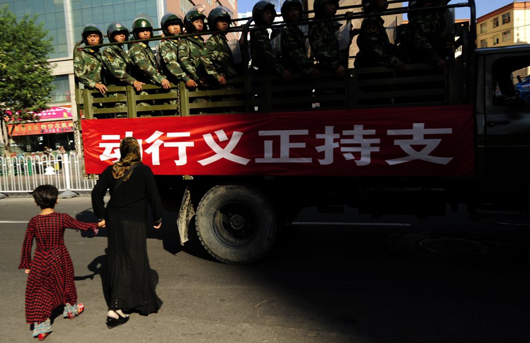 「支持正義行動」，新疆街頭的資料照片。 圖／法新社