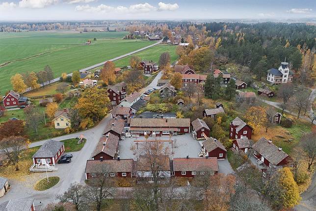 瑞典溫泉村Sätra Brunn距離首都斯德哥爾摩約90分鐘車程，現正以700萬美元價格出售。 圖／取自佳士得國際房地產網站