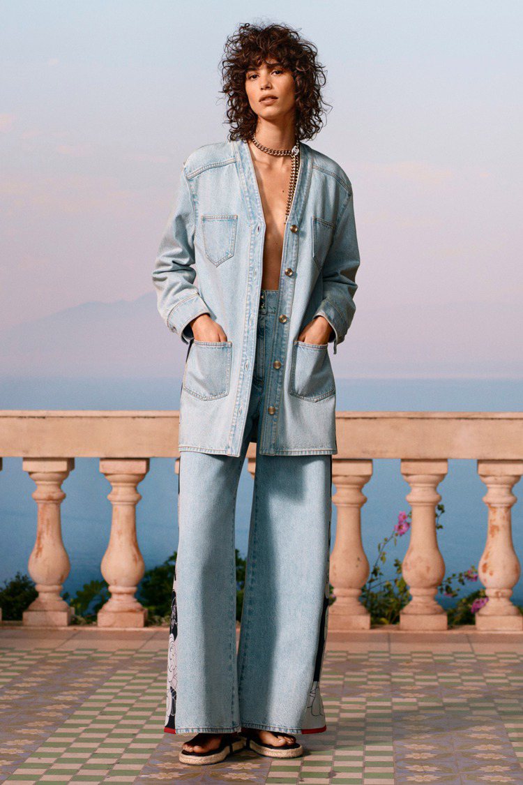 緊扣度假系列讓「輕旅行衣著」更舒適方便的設計理念，維吉妮亞維亞也注入了1960年代傳奇女星們總愛到義大利與蔚藍海岸度假時的穿著風格。圖／香奈兒提供