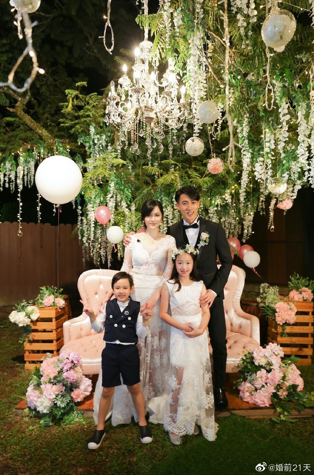 吳尊與老婆帶著兒女迎來遲來的婚禮。 圖／擷自婚前21天微博