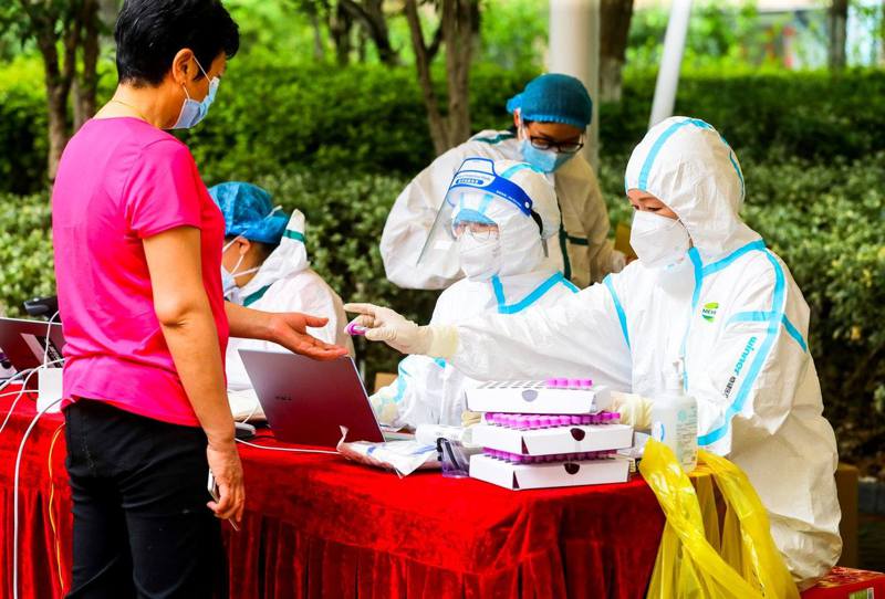 疫情期間不少武漢市民都主動接受病毒檢測。中新社