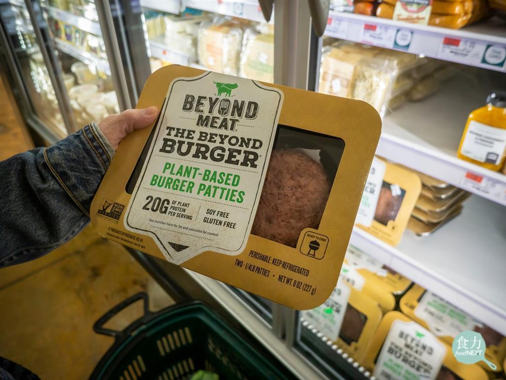 人造肉絕對是近年來最熱門的話題性食品，在美國2家人造肉公司「Beyond Meat（超越肉類）」與「Impossible Food（不可能食品）」推動下，以植物性蛋白為原料的人造肉品正走入主流市場。