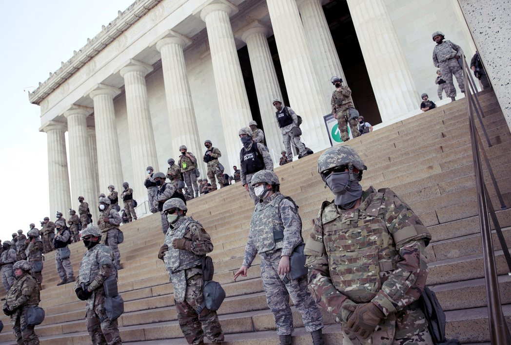 6月2日，華府特區國民兵鎮守在林肯紀念堂外。 圖／法新社