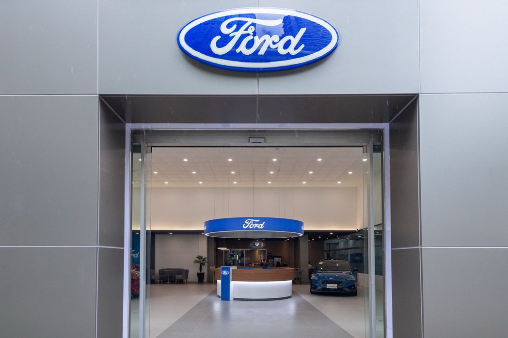 一步入展示中心即可見由Ford全新形象識別打造之環形迎賓接待台，向週邊延伸至各車...