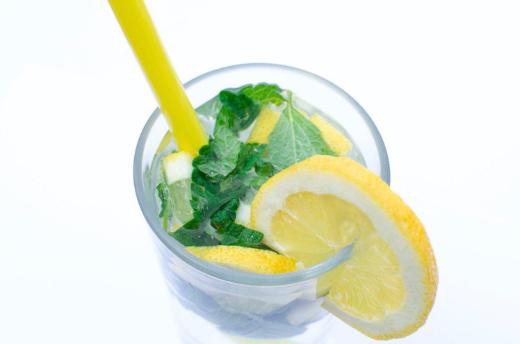 想要美白，檸檬水是不可缺少的由內而外美白神器。圖／摘自pexels