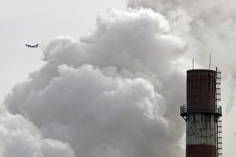 煤是所有燃料中最會排碳的，且會使空氣中充滿致癌粒子。圖為2017年北京一座燃煤發電廠排放白煙。 （美聯社）