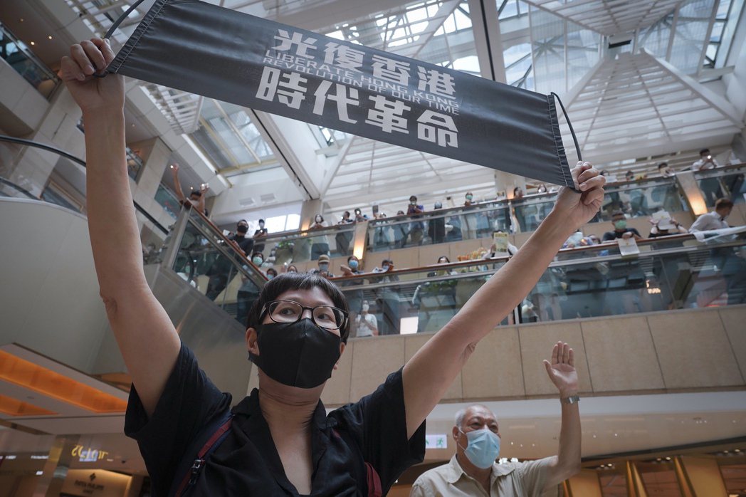 反送中運動一周年，示威者高舉「光復香港 時代革命」布條。 圖／美聯社