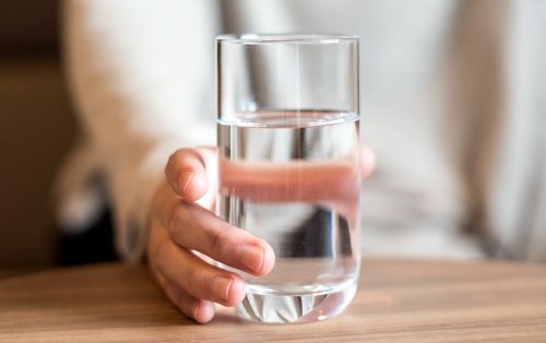 多喝水能幫助身體代謝毒素與廢物。一口一口慢慢喝，隨時補充水分。 圖／shutte...