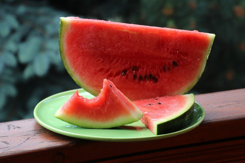 在炎熱酷暑難耐的夏天，來片甜美富含水份的西瓜，真是極高享受。 圖／pixabay