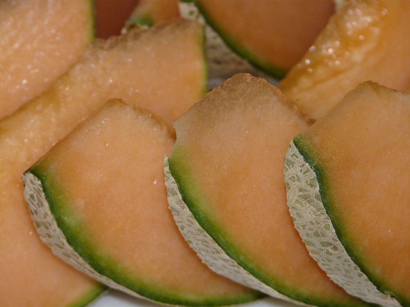 一切開黃澄澄的的哈密瓜，也是抗氧化能力β隱黃素的大宗來源。 圖／pixabay