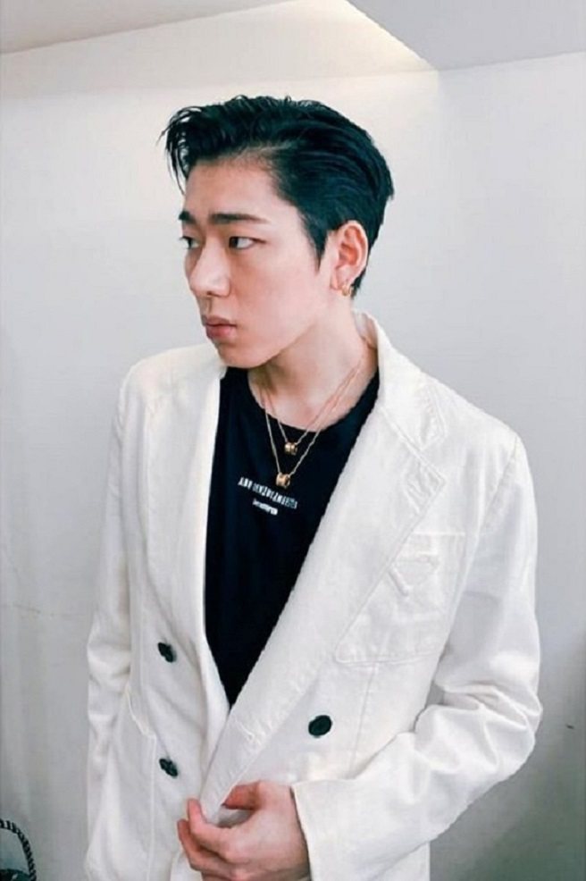 韓國饒舌歌手Zico配戴BVLGARI B.zero1 Rock珠寶。圖／取自I...