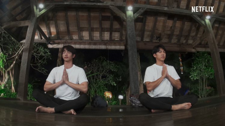 劉以豪（左）與南韓男星李昇基攜手主持「Twogether：男神一起來看你」，挑戰雙人瑜伽。圖／Netflix提供