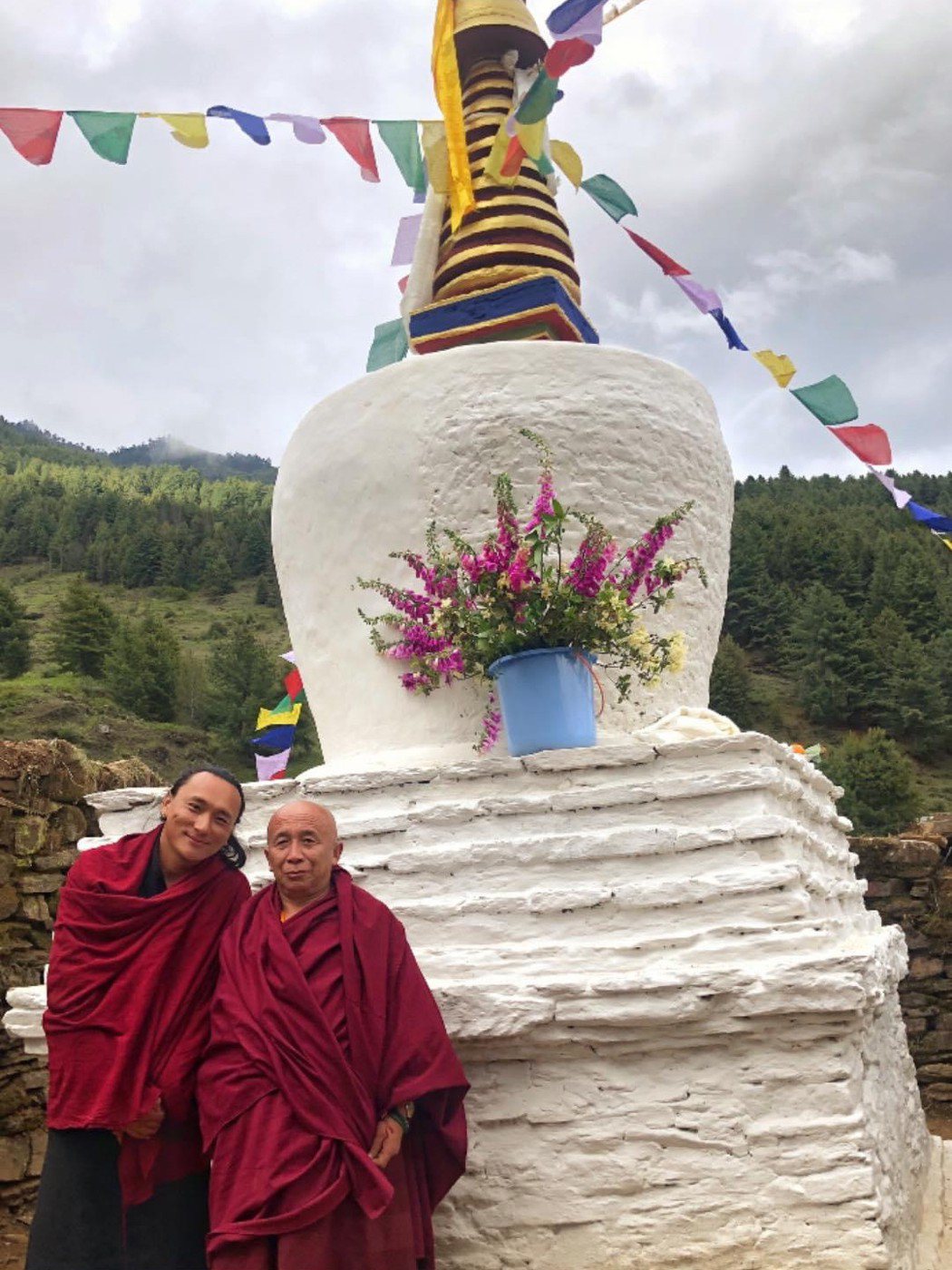 「不丹是教室」導演巴沃（左）目前人在不丹高山上修建500年歷史的佛塔。圖／海鵬提...