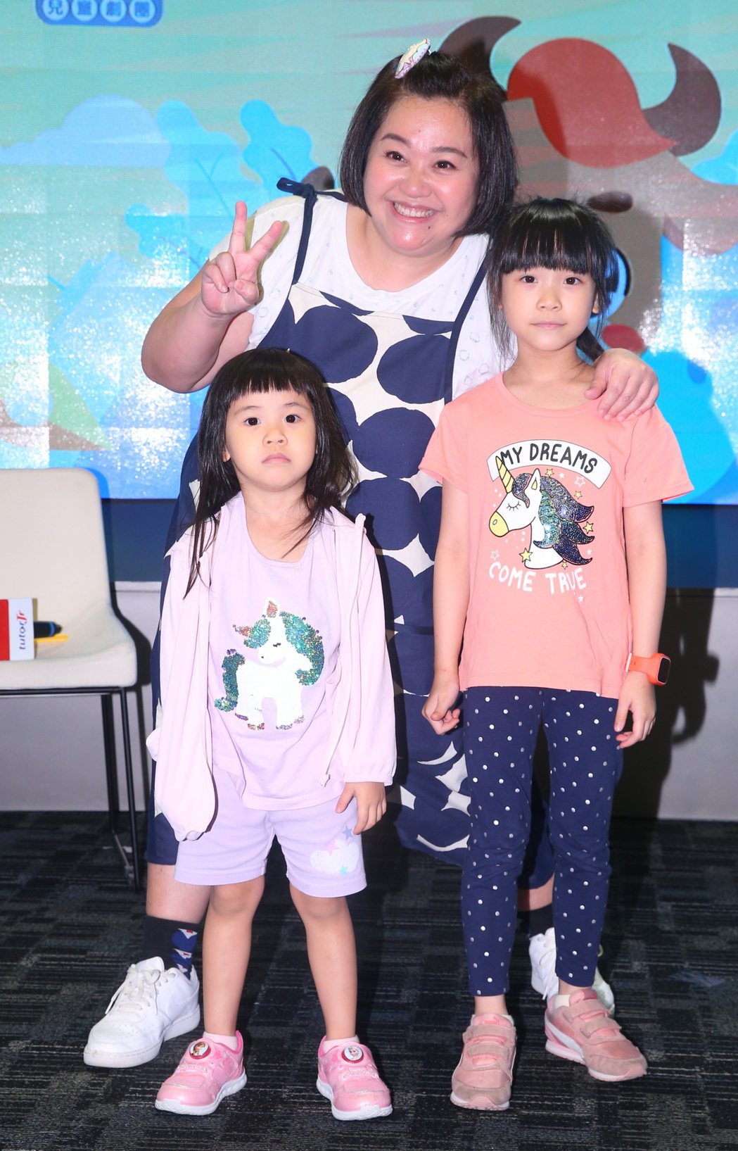 鍾欣凌（中）和女兒兔寶（右）、二寶（左）出席英語線上教學活動。記者林澔一／攝影