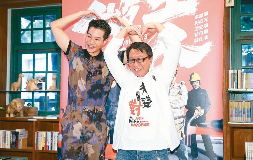 游安順(右)與薛仕凌一同宣傳新戲「做工的人」。 圖／余承翰 攝影