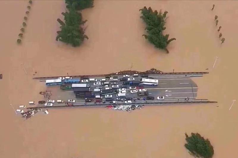陽朔的甲秀橋上擠滿避難車輛，有人稱「中國第三艘航空母艦下水」。 圖／取自網路照片