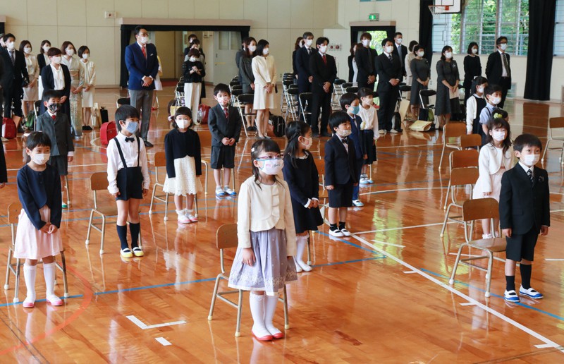 受疫情影響，今年5月日本福岡一所小學的新生入學式，座位保守一定的距離。 法新社