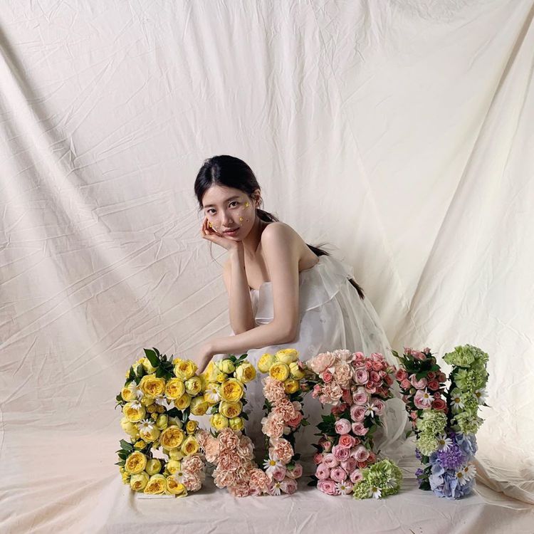 秀智慶祝出道10周年，穿韓國品牌Ti:Baeg的印花裙裝飄仙氣。圖／取自IG