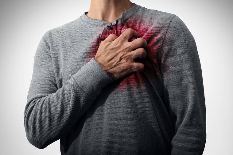病人常會用手勢輔助描繪症狀，許多人嘴巴說著「心臟」疼痛，手卻比向乳房的位置。在尼...