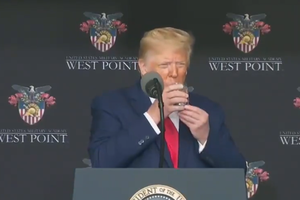 川普13日於西點軍校畢業典禮上喝水似乎有困難，用兩隻手拿杯子，引發外界對其健康狀況揣測。取自推特(@atrupar)