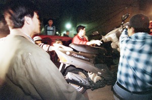 1997年11月17日，警方在台北市石牌路圍捕白曉燕命案凶嫌高天民，高在無處可逃之下舉槍自裁。圖為警方人員將疑似高所騎乘的摩托車載回取證。 圖／聯合報系資料照片