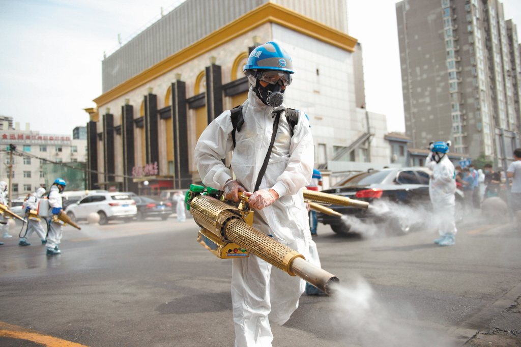 全面消毒 北京疫情突然升溫，防控進入「戰時狀態」。防疫人員連日來在北京豐台區的農貿市場、居民小區等，進行全面消毒。