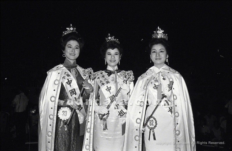 第四屆中國小姐后冠三人合影。(左起)于儀、趙令瑜及林素幸。 《聯合報》1964.7.7（圖／聯合報系新聞資料庫照片）