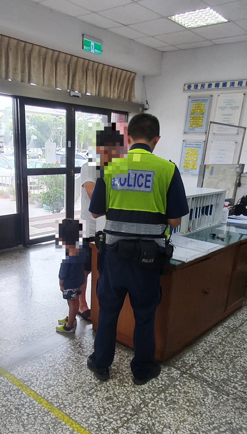 台中3歲男童在街頭要找媽媽， 警方帶他回派出所，幫找他家人。圖/警方提供