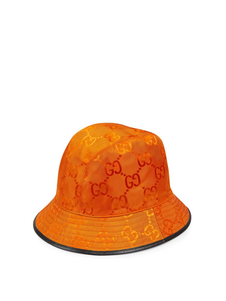 OFF THE GRID系列亮橘漁夫帽，15,600元。圖／GUCCI提供