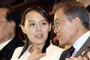 北韓領導人金正恩的胞妹金與正（左）說翻臉就翻臉，17日嗆南韓總統文在寅「噁心」。圖為兩人2018年11月在首爾一起看表演，有說有笑。美聯社