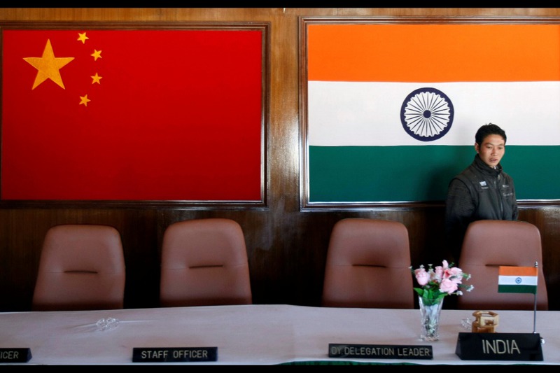 印中邊界衝突，曾有雙方軍方高層會談的會議室，現在只剩印中兩國國旗。 路透