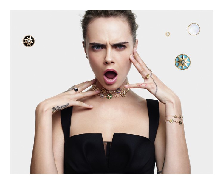 超模卡拉迪樂芬妮搞怪表情演繹DIOR最新羅盤玫瑰珠寶系列，展現配戴珠寶的樂趣。圖...