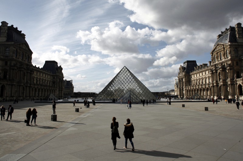 法國政府寄望國內旅遊能提振觀光業，但知名景點卻大多還沒恢復正常。圖為下月才開放的羅浮宮。 美聯社