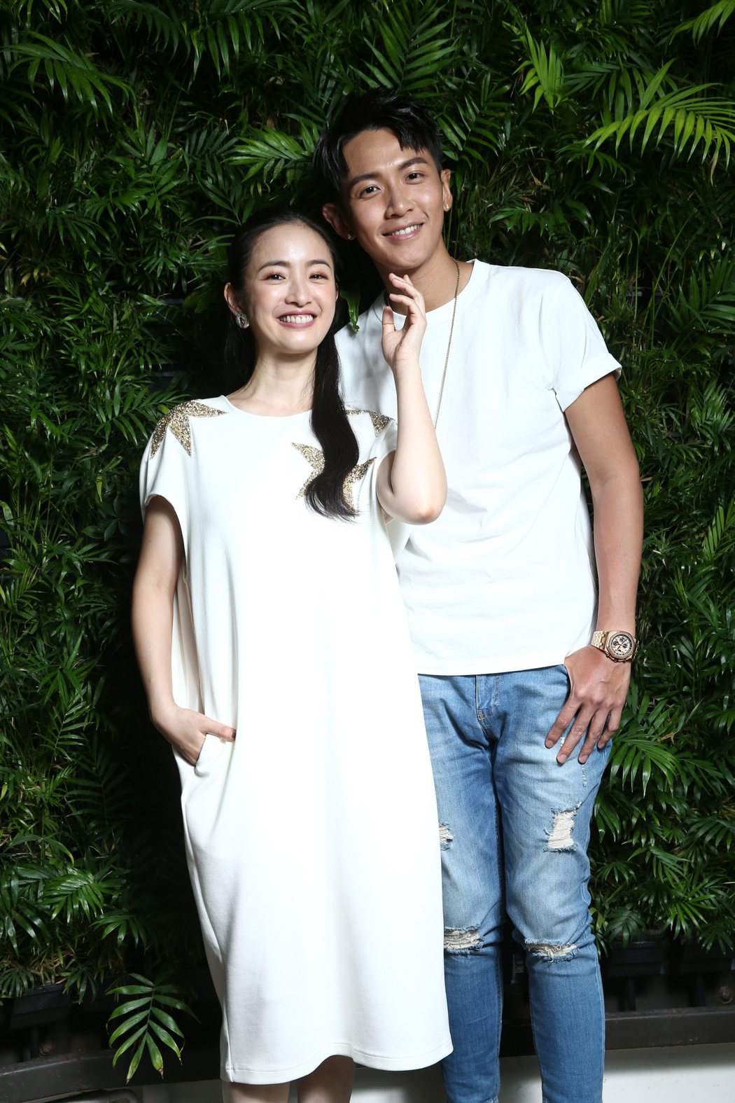 柯震東（右）與林依晨（左）演出電影《打噴嚏》，最終定檔在7月15日，暑假第一天在...