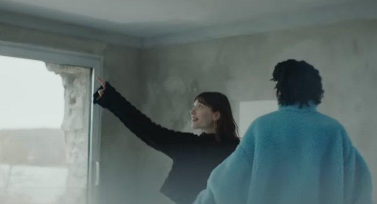 BALENCIAGA推出秋季系列廣告影片，以主題為「Live to Love」的影像描繪愛的重要。圖／BALENCIAGA提供