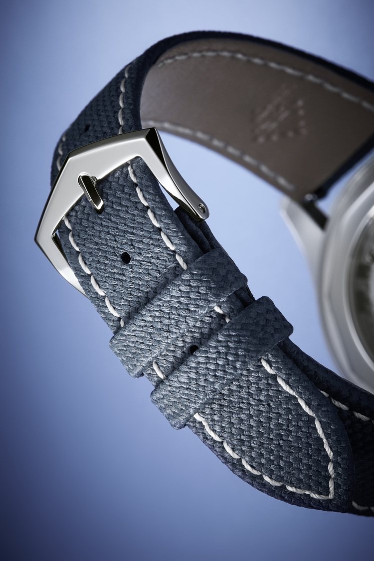 Calatrava編號6007A-001紀念時計表扣與小牛皮表帶紋理細節。圖／百達翡麗提供