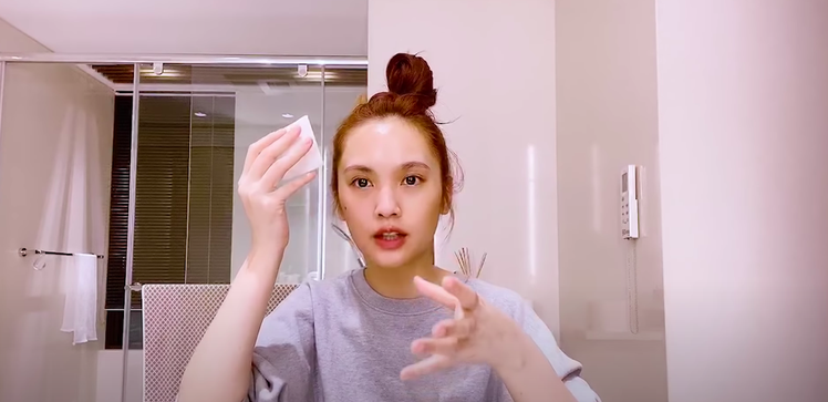 卸妝第三步：卸全臉，使用卸妝棉。圖／摘自YouTube