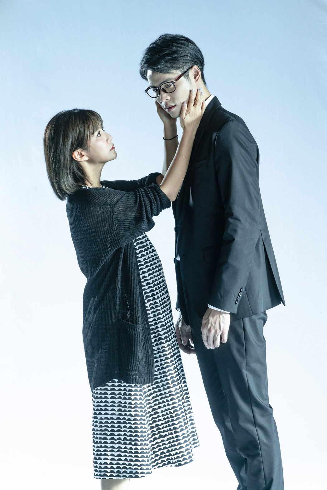 吳定謙（右）在「我們與惡的距離」劇場版中飾演人權律師，吳怡霈飾演妻子。圖／故事工