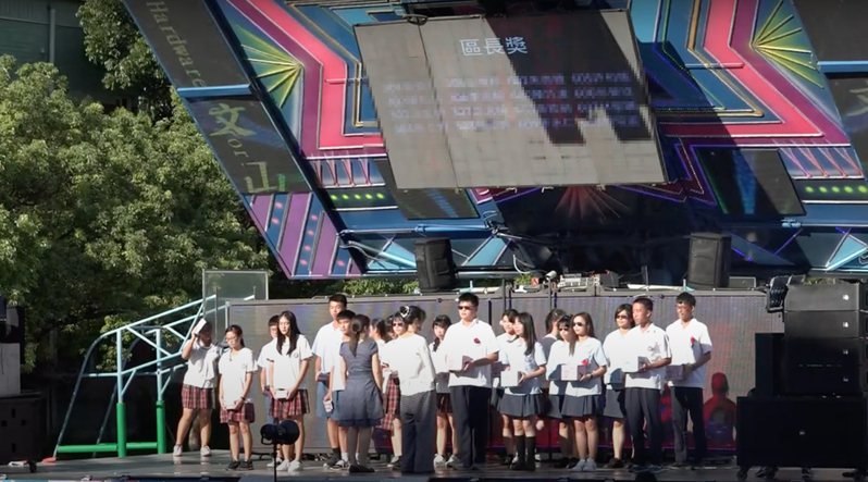 高雄市某市立高中用電子花車作為畢業典禮的頒獎舞台。圖擷自Youtube