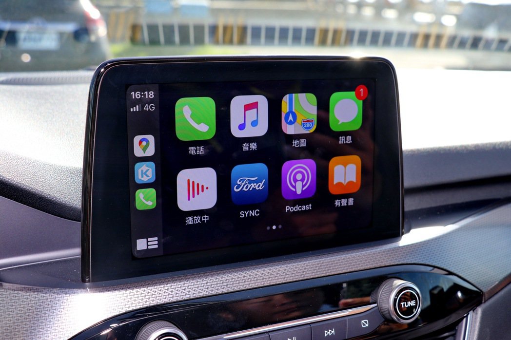 8吋懸浮式全彩觸控螢幕，支援Apple CarPlay及Android Auto...