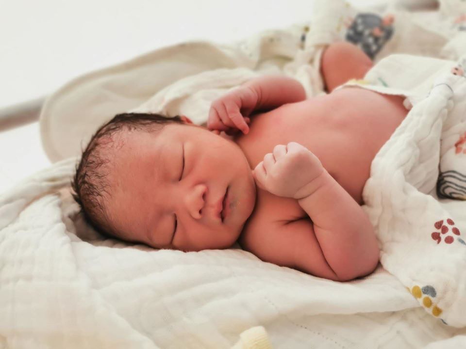 陸籍女子日前產下健康的寶寶，特別傳照片給陳啟煌醫師，表達謝意。圖／陳啟煌醫師提供