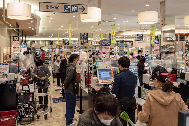 日本政府規定7月1日起零售業不得提供免費的薄塑膠袋。法新社